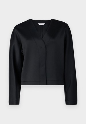 Fekete, rövidített dzseki sima selyemfényű anyagból, V-nyakkivágással és hosszú ujjakkal, tiszta vonalakkal és látható záródások nélkül.