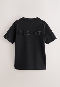 Fekete rövid ujjú póló nagy fekete "ALLSAINTS" felirattal, japán szöveggel és "LONDON" hímzéssel a hátoldalon.