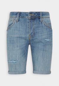 Shorts de mezclilla en azul claro con un acabado ligeramente desgastado. Presenta dobladillos enrollados, bolsillos frontales y detalles desmejorados en las piernas.