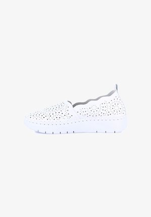 Scarpa bianca senza lacci con motivi floreali traforati, bordo smerlato e suola spessa cucita, vista di profilo su sfondo bianco.