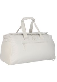 Gran bolsa de deporte ligera y gris claro, fabricada con un material duradero. Cuenta con dos asas, un compartimento principal con cremallera y un bolsillo frontal. Textura suave.