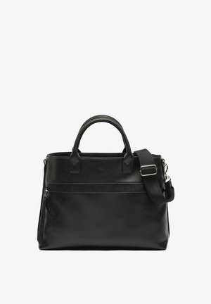 Svart läderhandväska med två topphandtag och ett avtagbart axelband. Har en framfick med dragkedja och en slät yta.