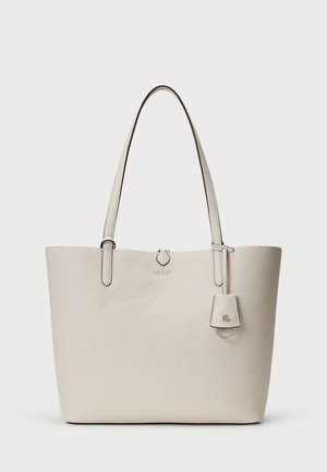 Handtas van crèmegekleurd leer met lange handvatten en een klein hangend leren label met het in reliëf gemaakte "RL"-monogram.