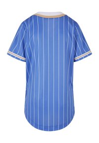Maglia azzurra chiara con righe bianche verticali, maniche corte e colletto rotondo bianco. Presenta un bordo dorato lungo le maniche.