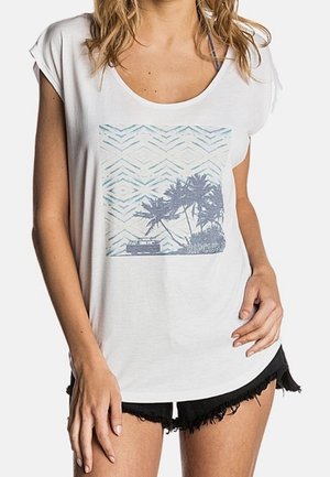 T-shirt blanc à manches courtes avec un graphique bleu représentant des palmiers et une camionnette, texturé de motifs en zigzag, associé à un short noir effiloché.