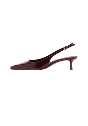 Zapato de tacón bajo tipo kitten en color marrón oscuro brillante con puntera puntiaguda y correa ajustable con hebilla.