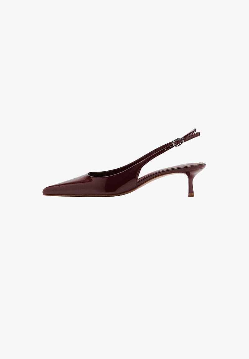 Chaussure slingback à petit talon en cuir verni marron foncé avec bout pointu et bride réglable à boucle.