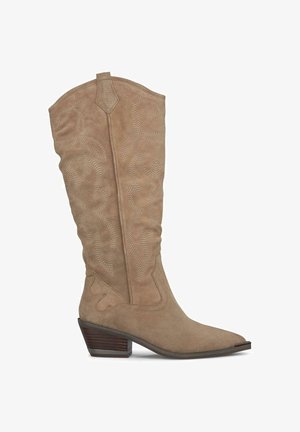 Tan suède cowboylaars met een spitse neus, gestikte spiraalpatronen en een hak van gemiddelde hoogte. Hoge schacht met een trekband bovenaan.