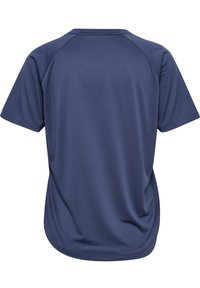 Granatowa koszulka sportowa z krótkimi rękawami raglanowymi, teksturowany materiał oraz subtelny wzór na plecach z trzema liniami w kształcie chevron.