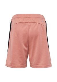 Roze sportshorts met zwarte zijstrepen en een elastische tailleband, gezien van achteren op een witte achtergrond.