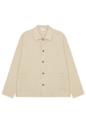 Veste beige à manches longues, boutonnée, avec col et deux poches plaquées sur le devant, boutons marron et texture subtile.