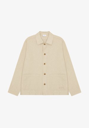 Veste beige à manches longues, boutonnée, avec col et deux poches plaquées sur le devant, boutons marron et texture subtile.