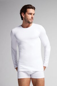 Witte long-sleeve shirt van een gladde katoenstof, met een aansluitend ontwerp en een ronde hals. Gecombineerd met witte boxershorts, naadloze randen en minimale accenten.