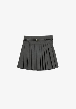 Grå plisseret nederdel med en talje og sort bælte, der har en tekstureret stof og et flagrende design, knælængde med jævnt fordelte pliser.