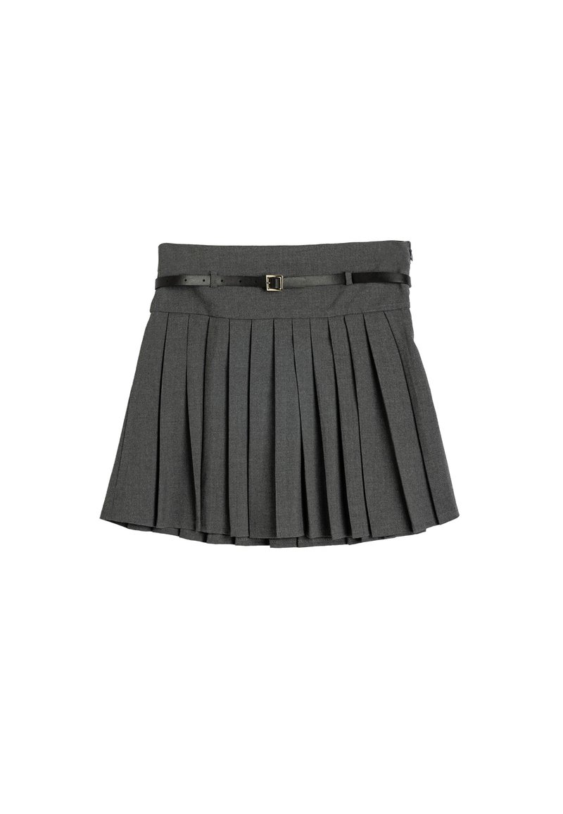 Falda gris con acordeones y cinturilla, que presenta una tela texturizada y un diseño acampanado, de largo a la rodilla con pliegues uniformemente espaciados.