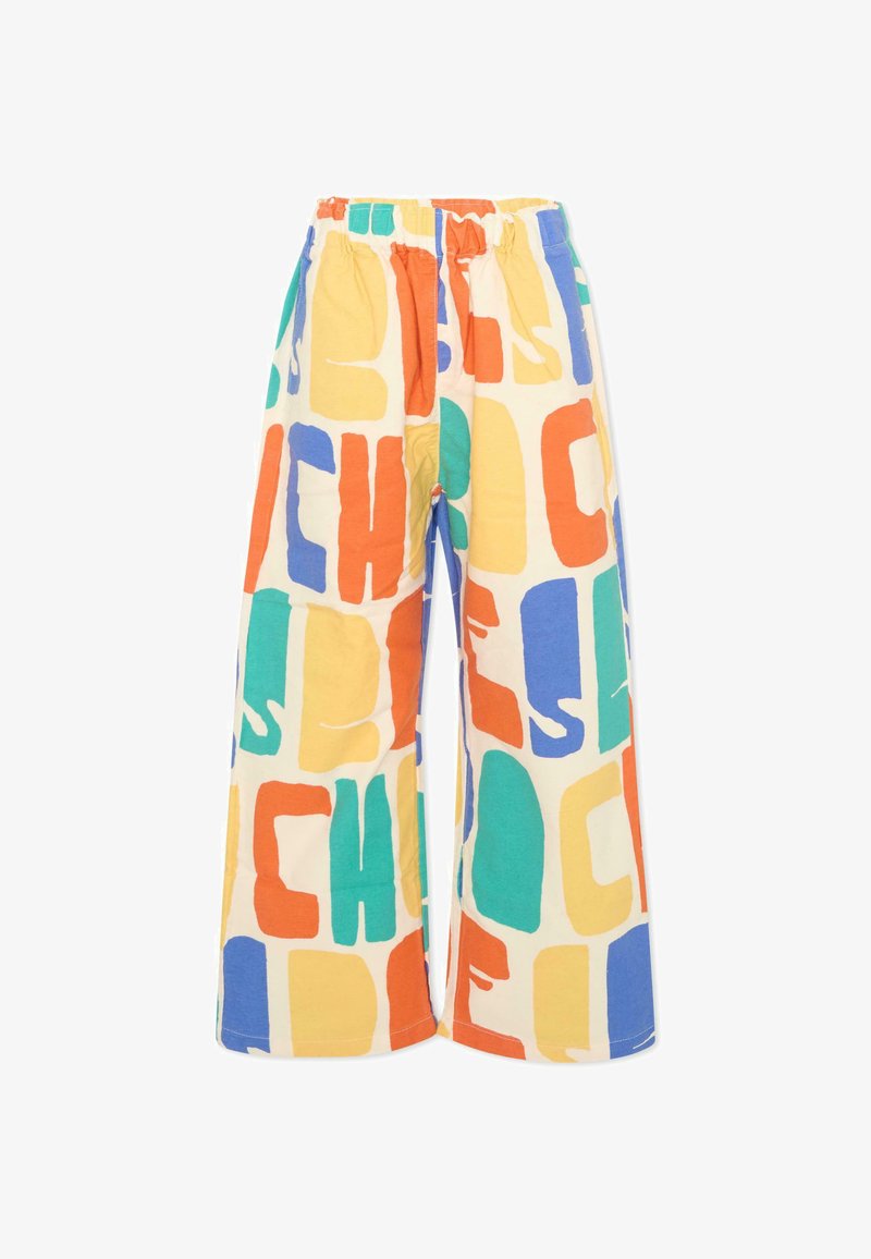 Pantalon à jambes larges avec taille élastique présentant des lettres abstraites en blocs colorés orange, jaune, bleu sarcelle et bleu sur un fond blanc.