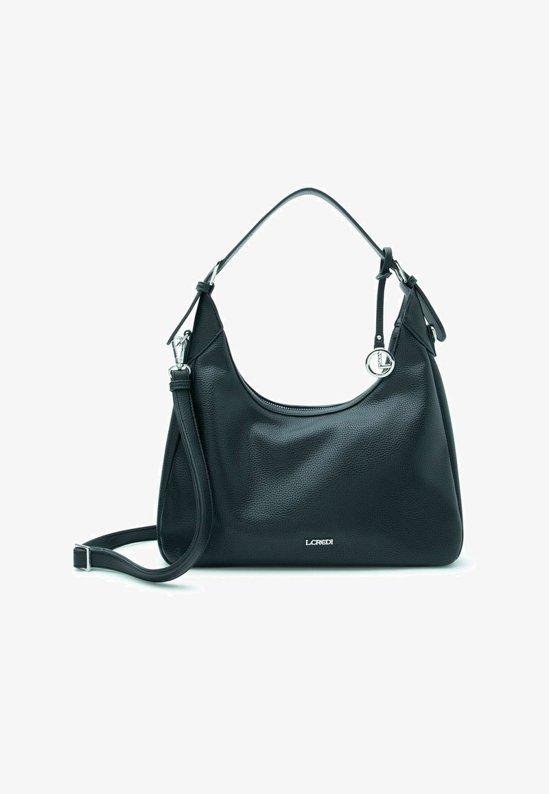 Zwarte leren schoudertas met zilveren hardware, L.CREDI-logo, verstelbare en afneembare schouderband, en ronde merkcharme.