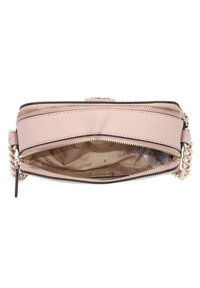 Borsa sintetica rosa con zip dorate, tracolla a catena e rivestimento con logo GUESS. Presenta un ampio interno e una forma ovale elegante.