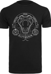Juodas medvilninis marškinėlis, kuriame pavaizduota balta gyvatė su žodžiais "Slytherin", "Ambicija", "Pride" ir "Apsukrumas" apvalaus dizaino. A