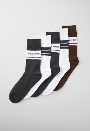Fünf Paar Socken: dunkelgrau, weiß und braun. Jedes Paar hat einen kontrastierenden Streifen und ein schwarzes "JACK & JONES" Logo. Material aus Baumwollmischung.