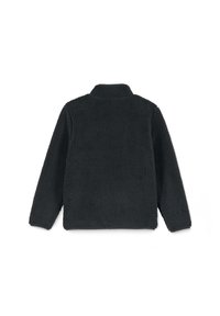 Czarny polarowy sweter z wysokim kołnierzem, długimi rękawami i teksturowaną powierzchnią. Materiał wydaje się miękki i puszysty w jednolitym kolorze.