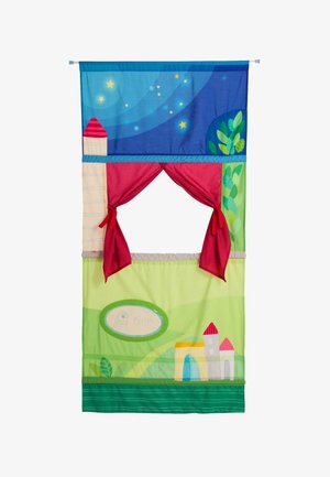 Toile de fond en tissu pour théâtre de marionnettes avec des rideaux rouges, un ciel nocturne étoilé, des tours de château, des arbres et des détails de paysage verdoyant.
