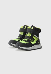 Høye svarte og neongrønne sneakers laget av mesh og syntetiske materialer. Har to borrelåser og en teksturert gummisåle.