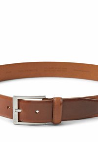 Bruine leren riem met een gladde textuur, voorzien van een zilveren metalen gesp en duidelijke stiksels langs de randen.