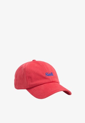 Czerwona bawełniana czapka baseballowa z zakrzywionym daszkiem i haftem "Salt." w niebieskim z przodu. Miękka tekstura i regulowany pasek z tyłu.