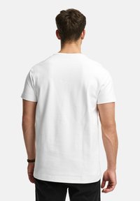 Weißes Baumwoll-T-Shirt mit kurzen Ärmeln und Rundhalsausschnitt, das ein einfaches Design und eine glatte Textur auf der Rückenansicht aufweist.