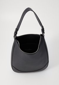 Zwarte leren handtas met een gestructureerde afwerking, gebogen vorm en een bovenste ritssluiting. Heeft een enkele verstelbare schouderriem en een ongevoerde binnenkant.