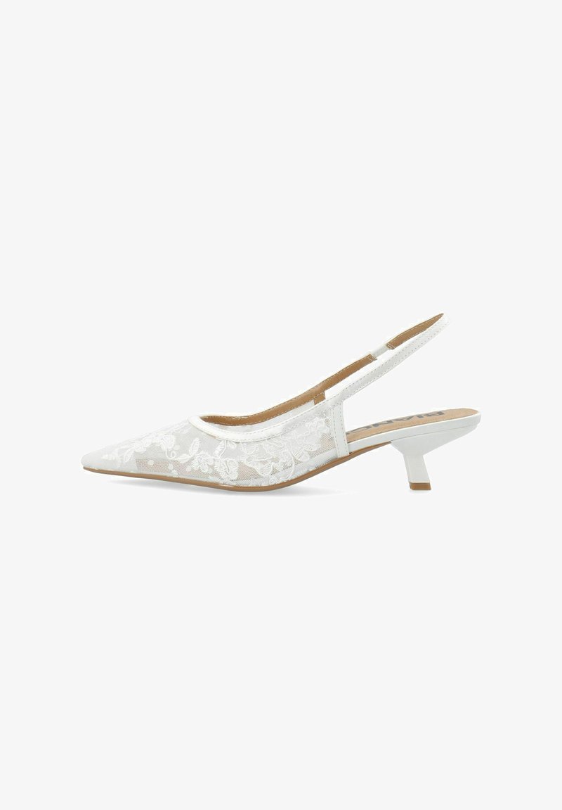 Chaussure blanche à talon kitten slingback avec bout pointu et motif floral en dentelle sur tige en mesh.