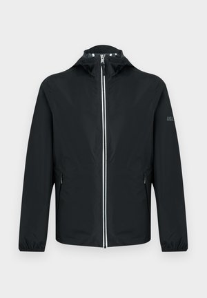 Giacca nera leggera con cappuccio, cerniera frontale completa, tasche laterali con zip, polsini elasticizzati e logo discreto sulla manica sinistra.