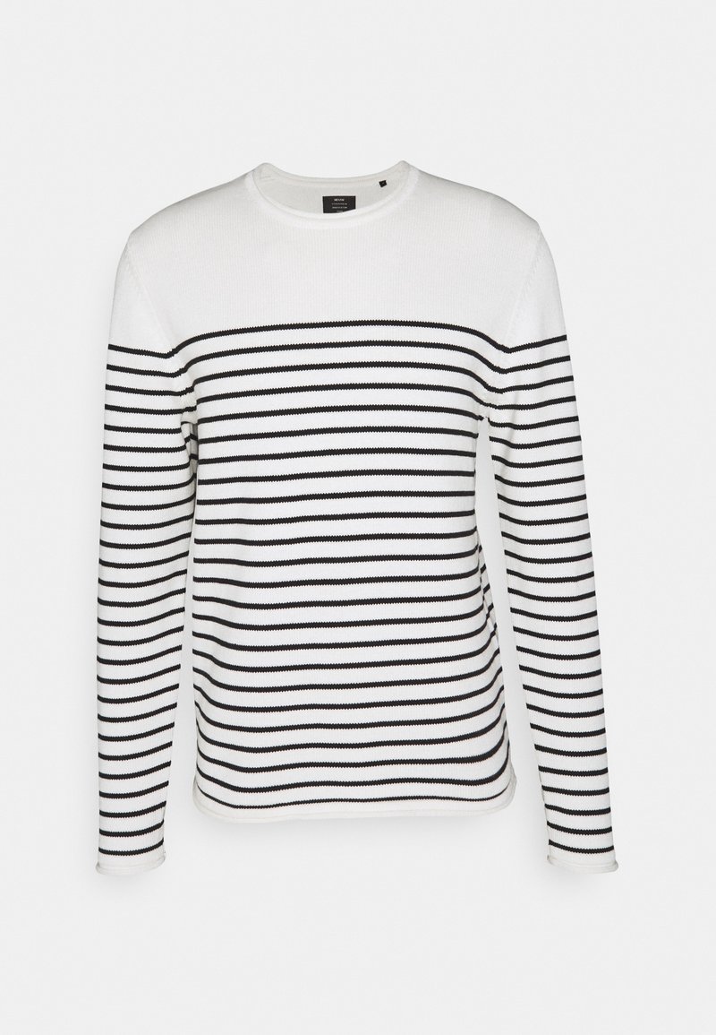 Pull en tricot blanc à manches longues avec des rayures horizontales noires sur le corps et les manches, avec un col rond.