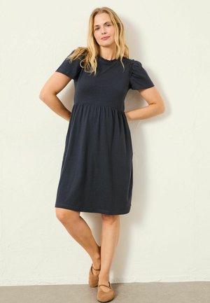 Marineblaues Kurzarmkleid mit figurbetontem Oberteil und ausgestelltem Rock. Gerüschter Ausschnitt und aufgeplusterte Ärmel. Weicher, glatter Stoff.