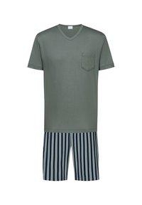 Groen v-hals t-shirt met een borstzak, gecombineerd met marineblauwe en witte gestreepte shorts, gemaakt van zacht materiaal met een comfortabele pasvorm.