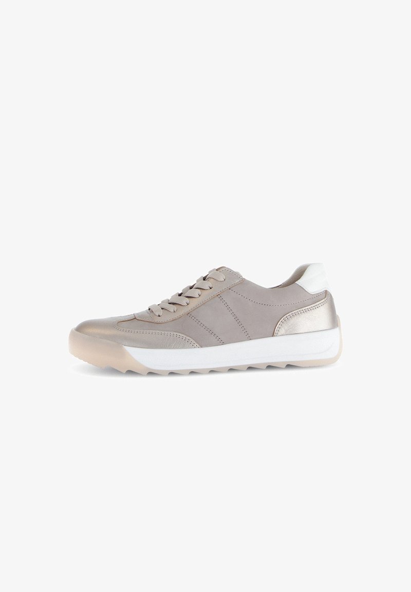 Lichtbeige leren veterschoenen met metallic accenten, witte rubberen zool, ronde neus en getextureerde zijpanelen.