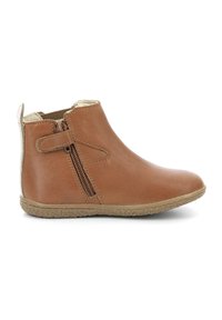 Botte de cheville en cuir marron avec une fermeture éclair latérale et des accents cousus. Bout arrondi, semelle texturée et élastique pour un enfilage facile.