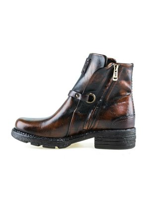 Bottine en cuir marron avec fermeture éclair latérale, bout rond, petit talon empilé et bride décorative avec anneau métallique.