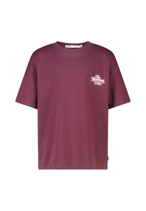 Effen bordeauxrode T-shirt met korte mouwen, wit "The Morning Club" logo op de linkerborst, ronde hals en een losse pasvorm.