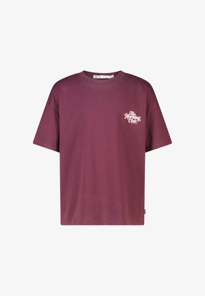 Effen bordeauxrode T-shirt met korte mouwen, wit "The Morning Club" logo op de linkerborst, ronde hals en een losse pasvorm.