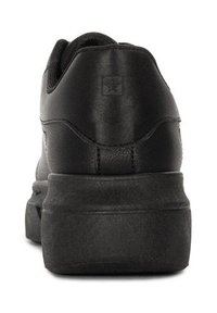 Scarpa sportiva nera con una tomaia in pelle liscia e una suola in gomma spessa. Presenta un tallone arrotondato e un logo discreto sul retro.