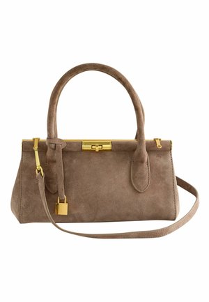 Taupe színű velúr kézitáska arany tónusú zárral, kapoccsal és fém alkatrészekkel, dupla fogantyúval és levehető vállpánttal.