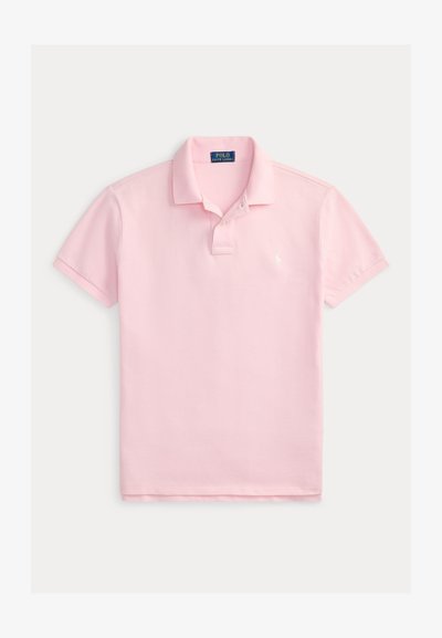 Ροζ ανοιχτό ροζ polo με κοντά μανίκια, γιακά, δύο κουμπιά και μικρό κεντημένο λογότυπο στο στήθος, απλωμένο σε λευκό φόντο.