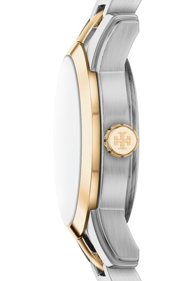 Montre en acier inoxydable argentée avec une lunette en or, un cadran blanc et une couronne de ton doré ornée d'un logo. Design élégant avec boîtier arrondi.