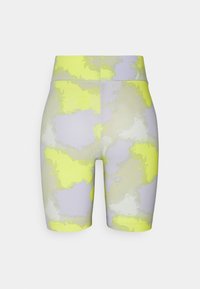 Högmidjade cykelshorts i en ljuslila bas med abstrakta gula och gröna mönster; slät textur med stretchigt tyg.