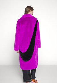 Nike Sportswear Zimní kabát - vivid purple/black