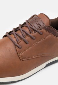 Pier One Volnočasové šněrovací boty - cognac