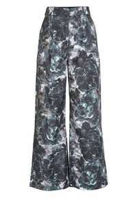 Hlače širokih nogavica u crnoj i tirkiznoj cvjetnoj tkanini na sivoj podlozi. Imaju nabor i pojas, izrađene od lagane tkanine.