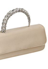 Clutch in satin beige con design strutturato e manico decorato con strass, offre una texture liscia e una finitura elegante.